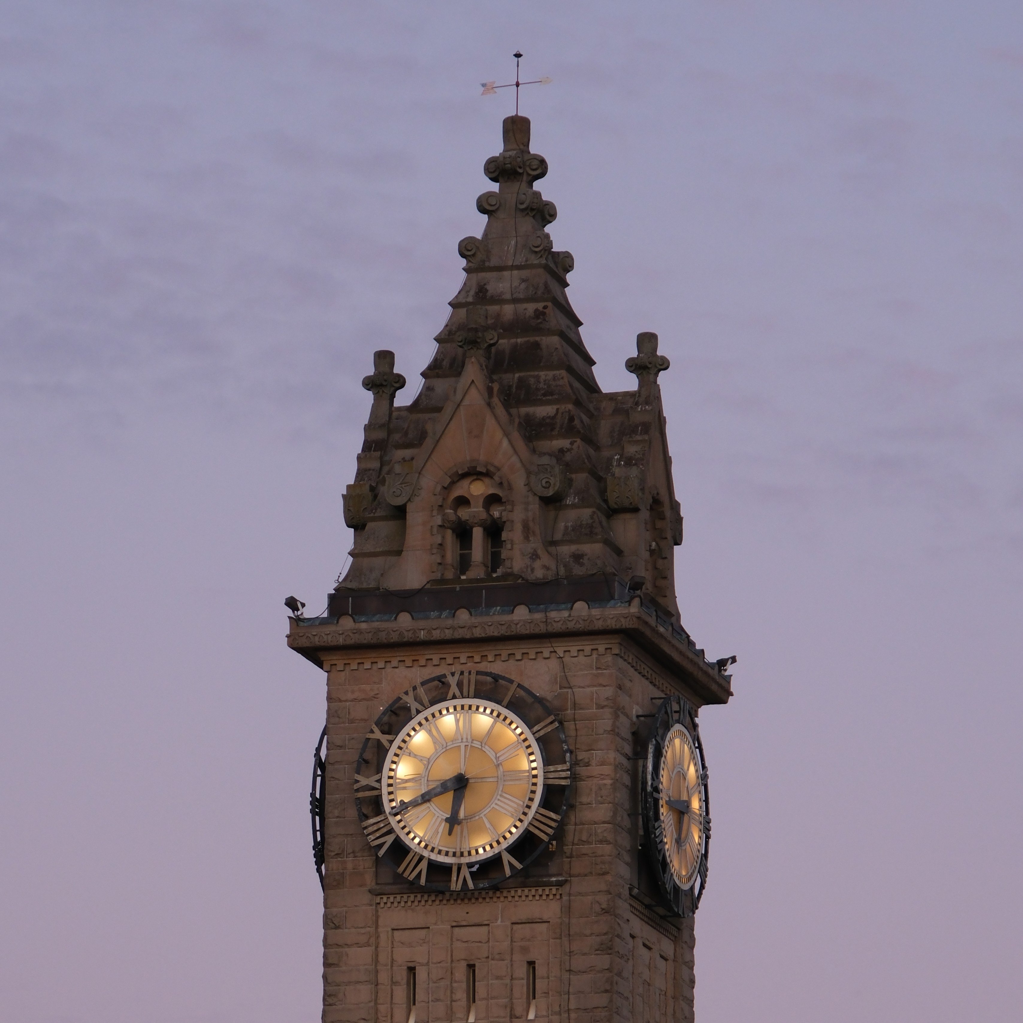 A picture of the clock tower in Bowling Green.