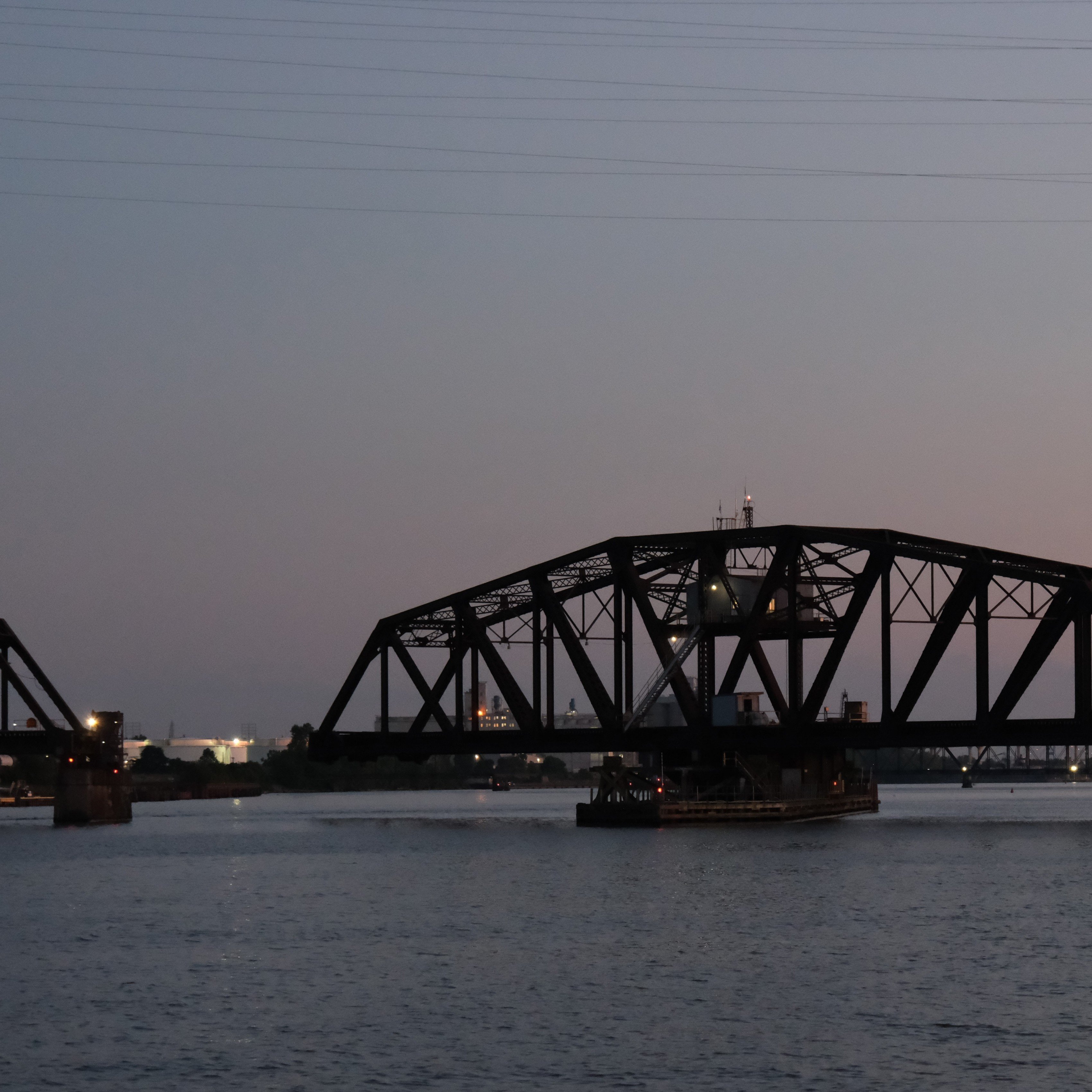 A picture of a rail bridge over the Maumee river.